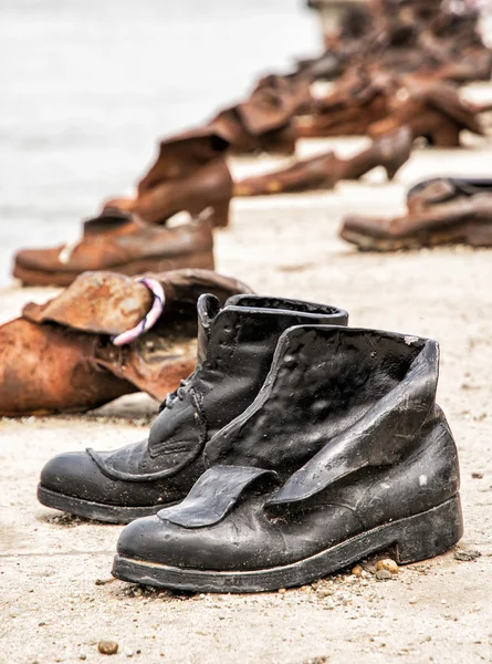 Chaussures sur la rive du Danube est un mémorial à Budapest, Hongrie — Photo