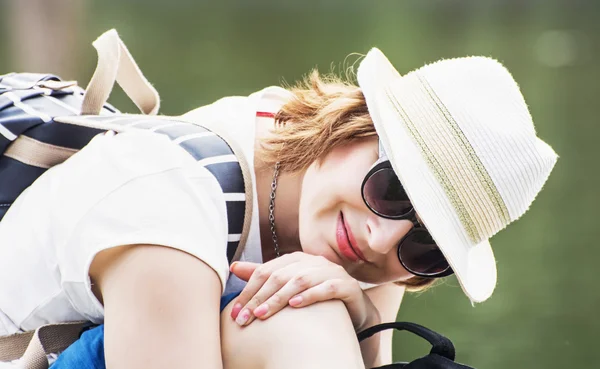 Прекрасная туристическая женщина позирует летом на открытом воздухе — стоковое фото