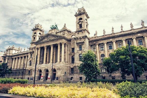 Vackra etnografiska museibyggnaden och bädd av blommor — Stockfoto