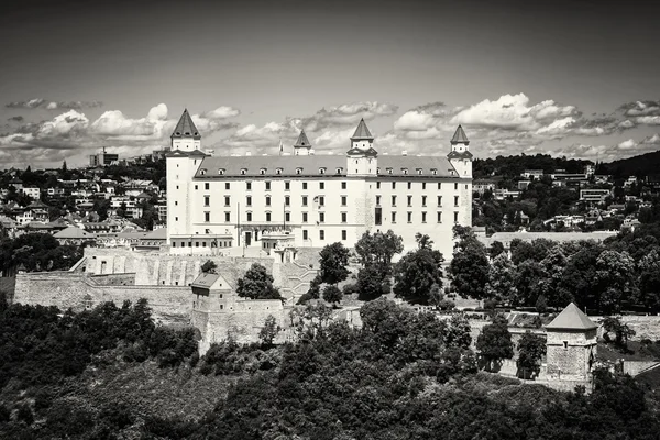 Bratislava slott i capital city i Slovakien, svart och vitt — Stockfoto