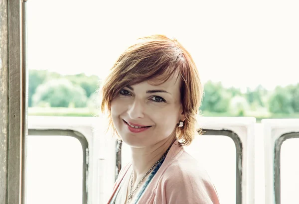 Jonge Kaukasische vrouw met positieve emoties — Stockfoto