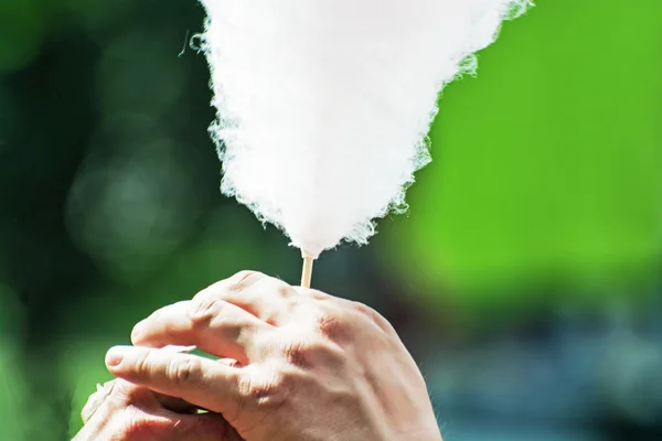 El algodón de azúcar en las manos — Foto de Stock