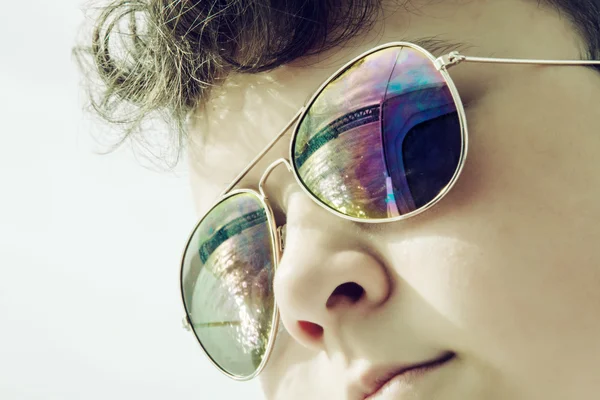 Мальчик-подросток с зеркальным мостом в солнечных очках — стоковое фото