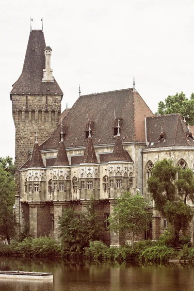 Hermoso castillo de Vajdahunyad en Budapest, Hungría, foto retro —  Fotos de Stock