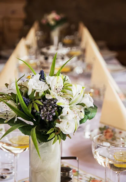 Schönes Bouquet, Gläser Wermut mit Zitrone — Stockfoto