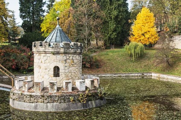 Torreta en Bojnice, Eslovaquia, parque de otoño, naturaleza estacional — Foto de Stock