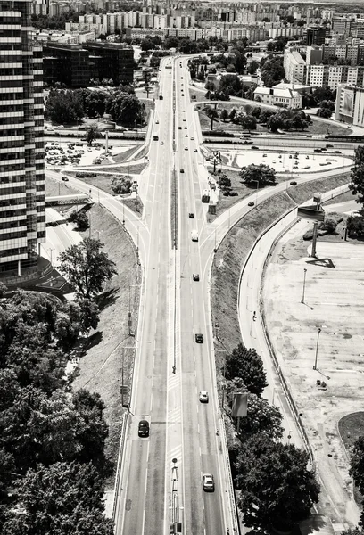 Κίνηση στην πόλη, αστική σκηνή, μαύρη και λευκή φωτογραφία — Φωτογραφία Αρχείου