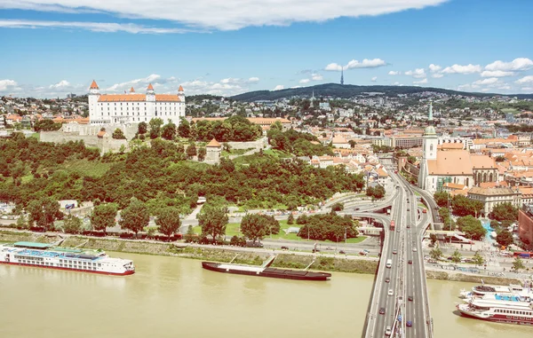 Bratislava - a tőke város Szlovákia a rakparton — Stock Fotó