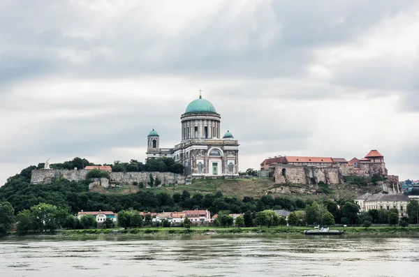 Beautiful basilica in Esztergom, Hungary, cultural heritage — Stock Photo, Image