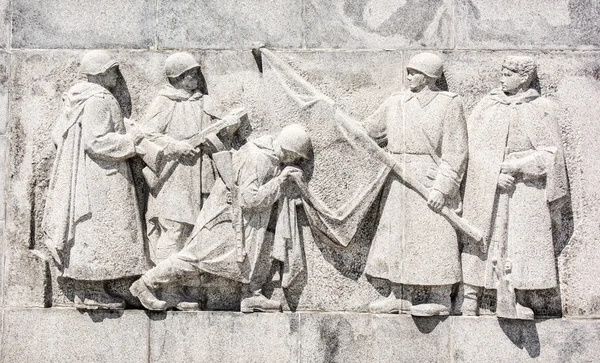 Statue en relief de soldats russes, Slavin - monument commémoratif — Photo