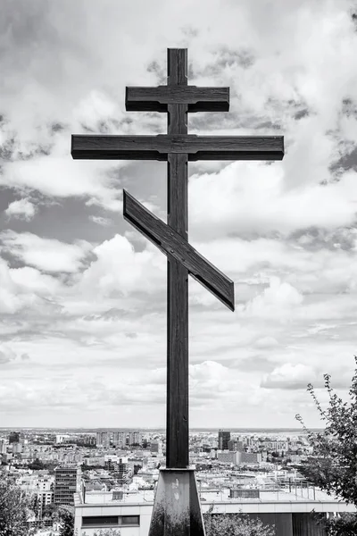 Grote christelijk kruis in Slavin, memorial monument — Stockfoto