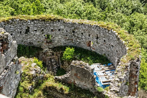 Ruínas do castelo de Plavecky, Eslováquia, destino de viagem — Fotografia de Stock