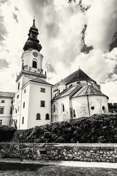 Antik kale Nitra, Slovak Cumhuriyeti, siyah ve beyaz — Stok fotoğraf