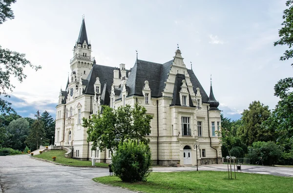 Prachtige Budmerice kasteel in Slowakije, cultureel erfgoed — Stockfoto