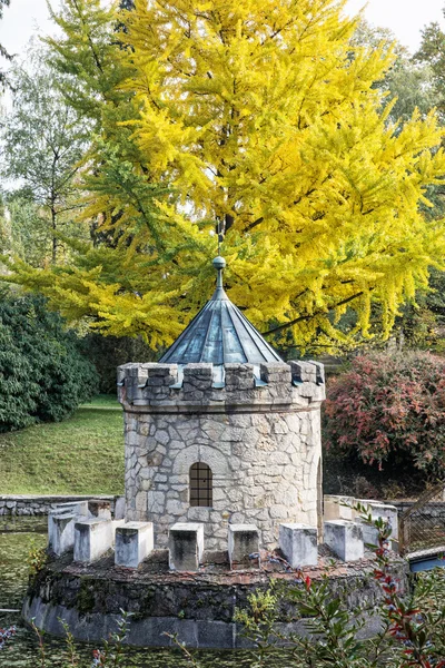 季節のカラフルな公園秋の公園、Bojnice、スロバキアの砲塔 — ストック写真