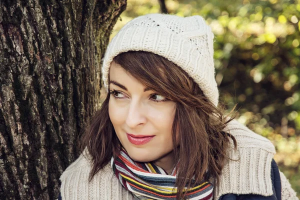Jonge Kaukasische vrouw poseren in de herfst natuur, seizoensgebonden mode — Stockfoto