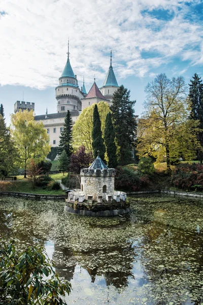 Castel Bojnice cu turelă frumoasă reflectată în lac — Fotografie, imagine de stoc