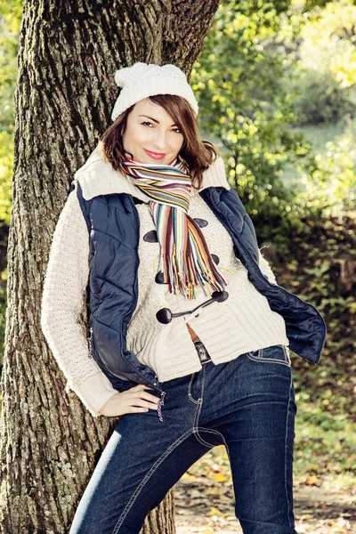 Mujer hermosa joven posando en el parque de otoño, moda de temporada — Foto de Stock