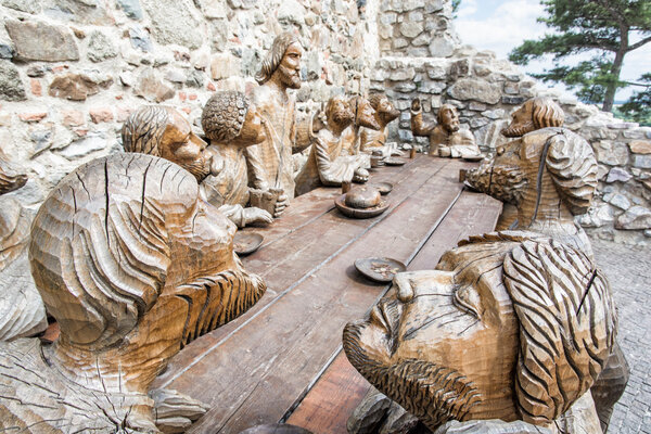 Деревянная скульптура "Последний ужин" в замке Нитра, Словакия
