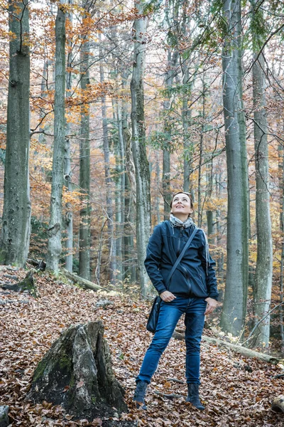 Unga kaukasiska turist kvinna är ute i höst skog — Stockfoto