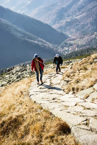 Unga turist kvinna med son på berget stigen — Stockfoto