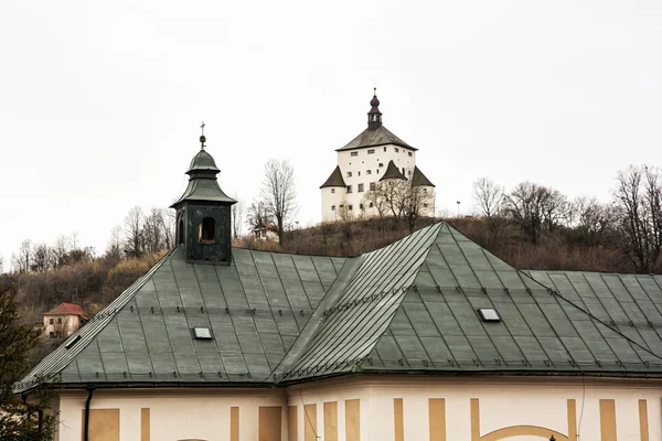 Nuevo castillo en Banska Stiavnica, ciudad minera histórica — Foto de Stock