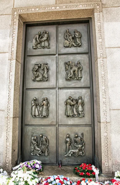Большая художественная железная дверь на памятнике Славину — стоковое фото