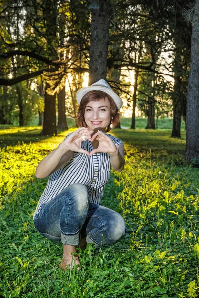 Молодая белая натуральная женщина, придающая форму сердцу — стоковое фото