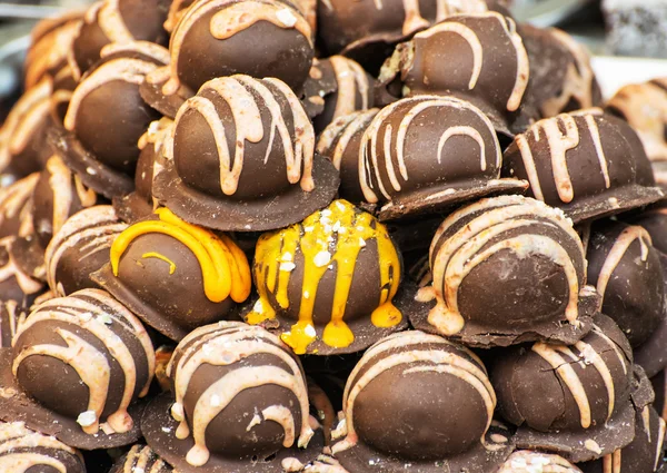 Sladké čokoládové bonbony v cukrárně, cukrovinky — Stock fotografie