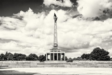 Slavin Abide ve askeri mezarlığı.