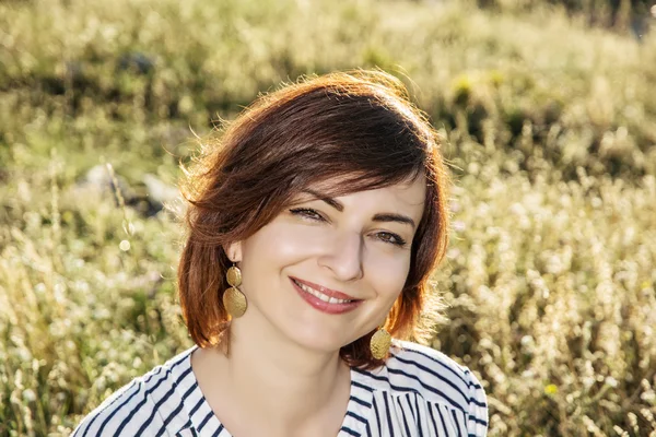 Natural lovely young woman posing in the summer meadow — Stock Photo, Image