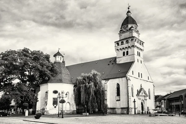 Församlingkyrkan av saint ärkeängeln Mikael och begravning kapellet — Stockfoto