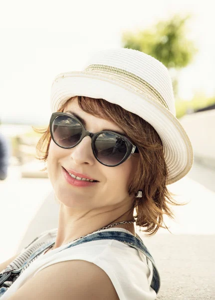 Portrait of young caucasian woman with sun hat and sunglasses — Stock Photo, Image