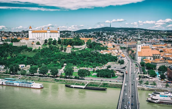 Bratislava - a capital da Eslováquia com aterro — Fotografia de Stock