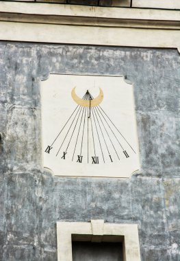 Güneş eski duvardaki saat ölçüm saati
