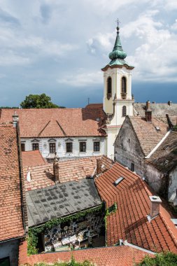 Duyuru kilise ve kırmızı çatılar eski evler, Szentendre