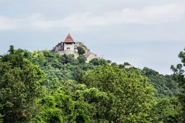 Ruína castelo de Visegrad, Hungria, arquitetura antiga e verde — Fotografia de Stock