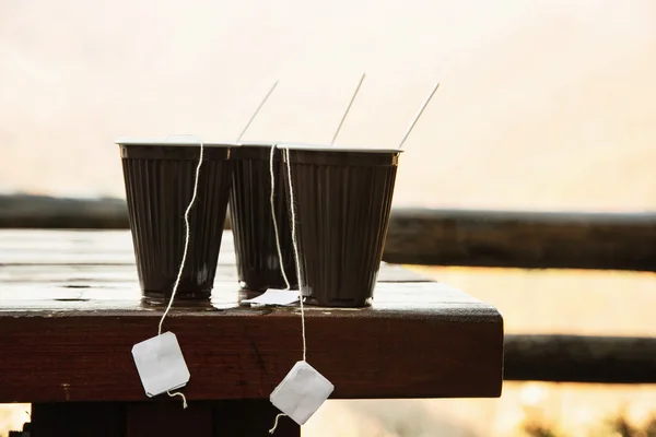 Tres tazas de té caliente al aire libre, tema de senderismo — Foto de Stock