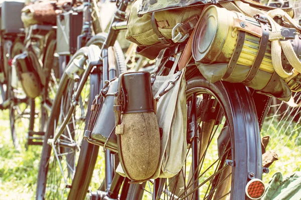 Photo rapprochée d'un vieux vélo militaire avec sac et équipement — Photo