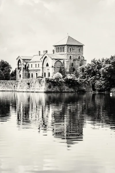 Hermoso castillo en Tata, Hungría, destino de viaje, incoloro — Foto de Stock