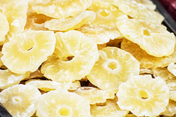 Dried sliced pineapple on the market place, detailed food scene — Stock Photo, Image