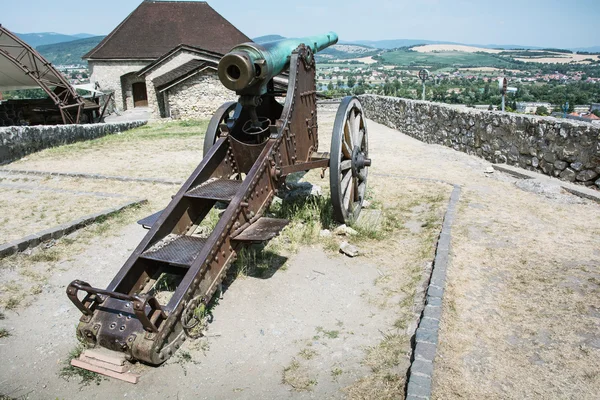 Cañón histórico oxidado en el castillo de Trencin, Eslovaquia — Foto de Stock