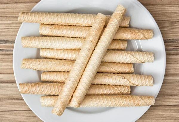 Biscuits de luxe de Noël sur la plaque blanche — Photo