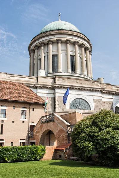 Beautiful basilica in Esztergom, Hungary, cultural heritage — Stock Photo, Image