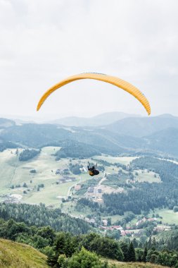 Yamaç paraşütü, Donovaly, dağlar sahne, Slovakya