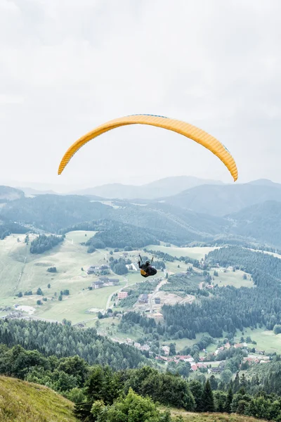 Paragliding, Donovaly, bergen scène, Slowakije — Stockfoto