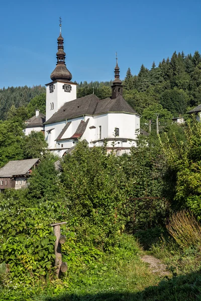 Mooie versterkte kerk in Spania Dolina, Slowakije — Stockfoto