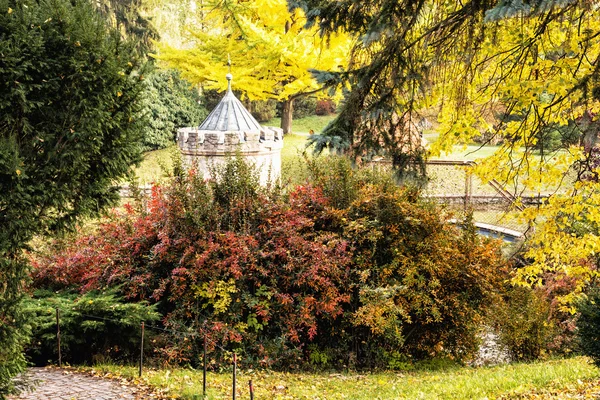 Wieża w mieście Bojnice, Słowacja, jesienny park — Zdjęcie stockowe