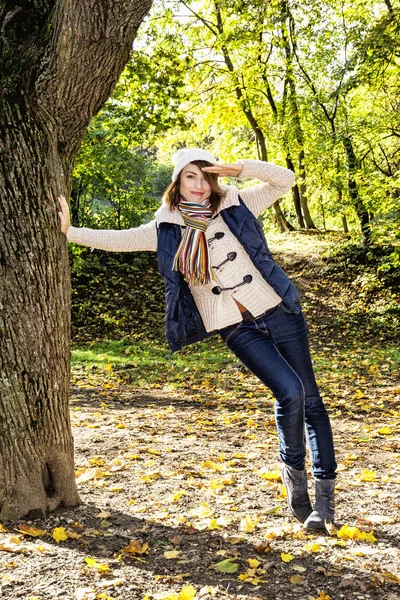 Schöne junge positive Frau salutiert unter der Buche — Stockfoto