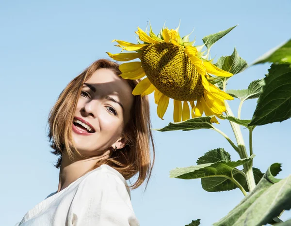 Joyful caucasian woman posing with yellow sunflower — Stock Photo, Image